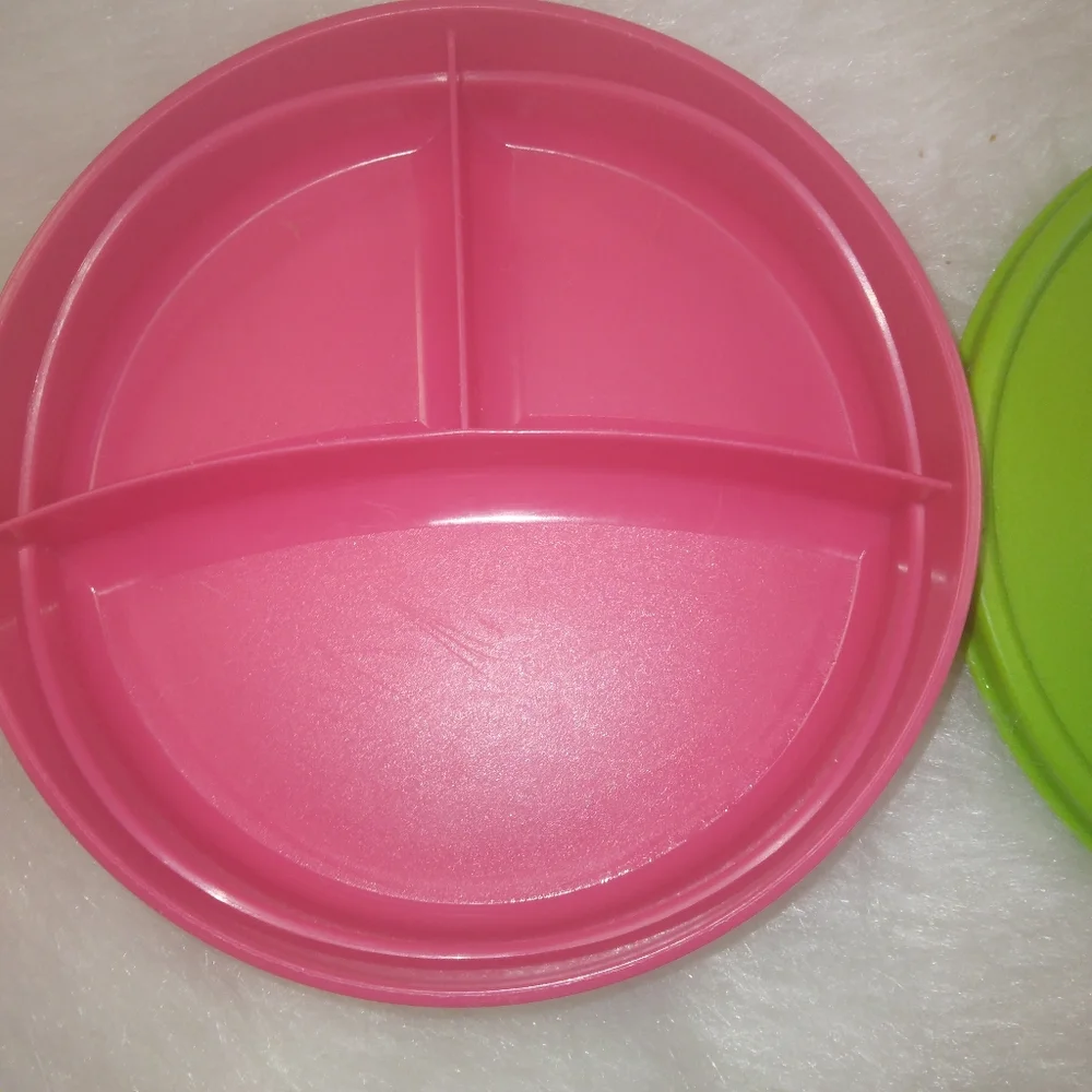 TUPPERWARE Red divided munch dish with green lid